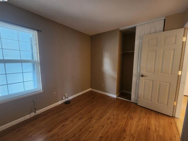 Building Photo - 1733 Carnation Cir