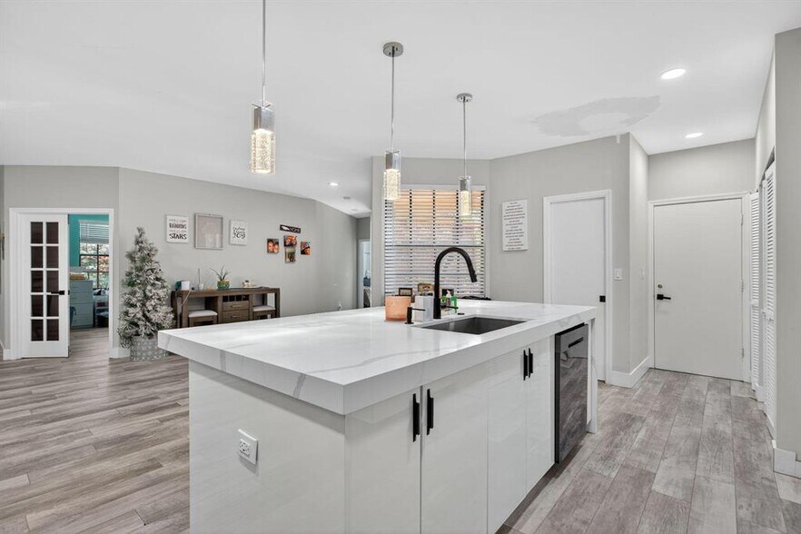 Building Photo - 11910 Glenmore Dr