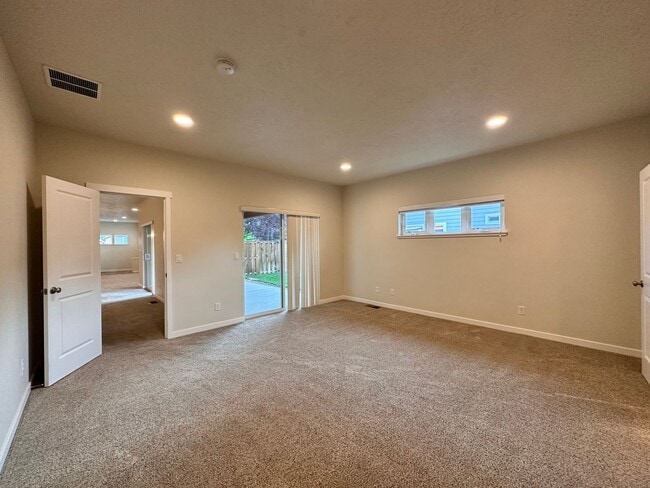 Building Photo - 742 NE Union Loop
