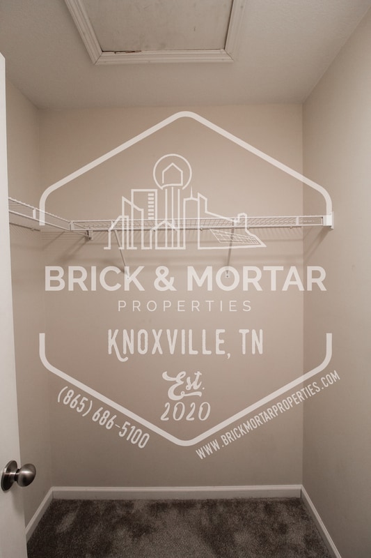 Building Photo - 900 Glendower Way