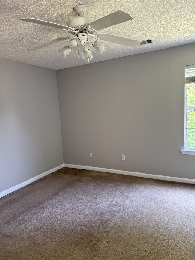 Building Photo - 401 Gresham Dr