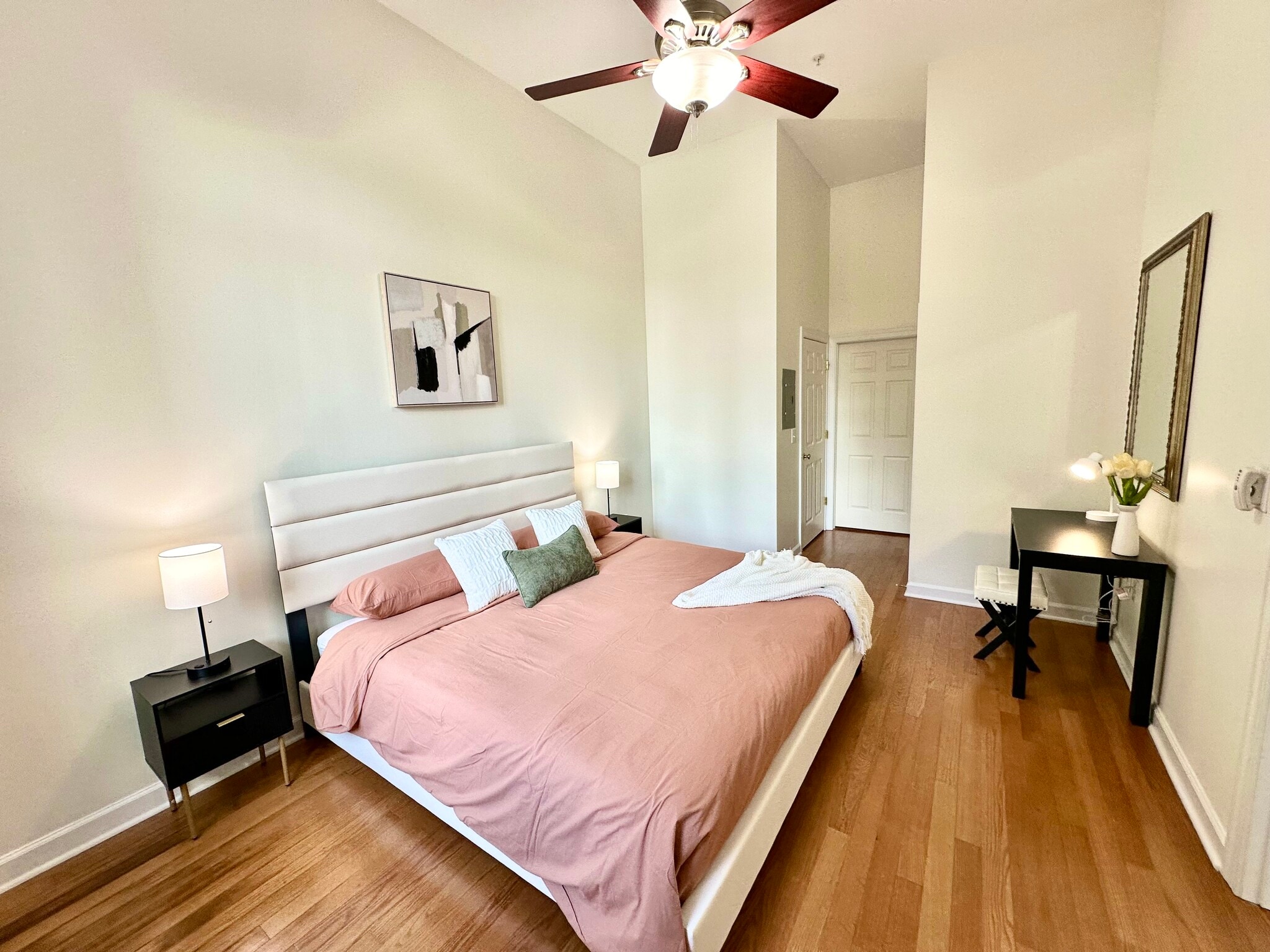 Building Photo - 718 W Trade St