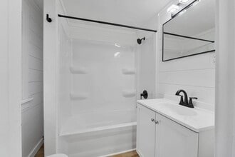 Building Photo - NEW UPDATED 2 BEDROOM HOME!