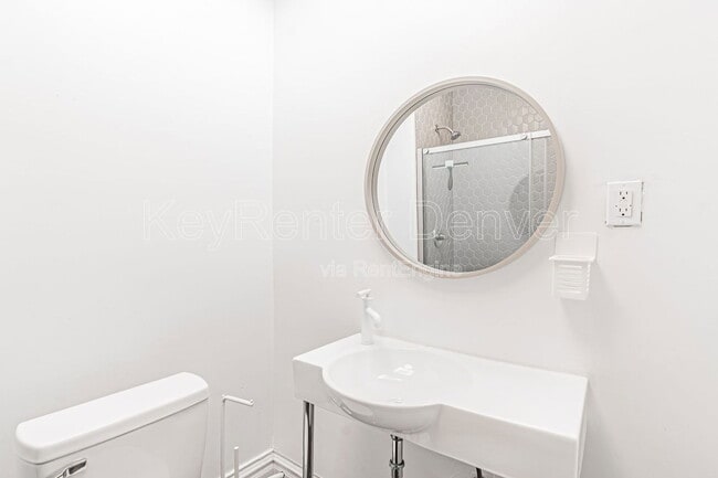 Building Photo - 227 S Logan St