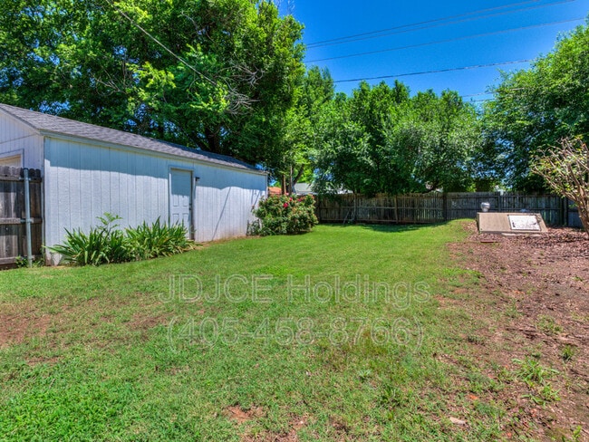 Building Photo - 906 N Lilac Ln