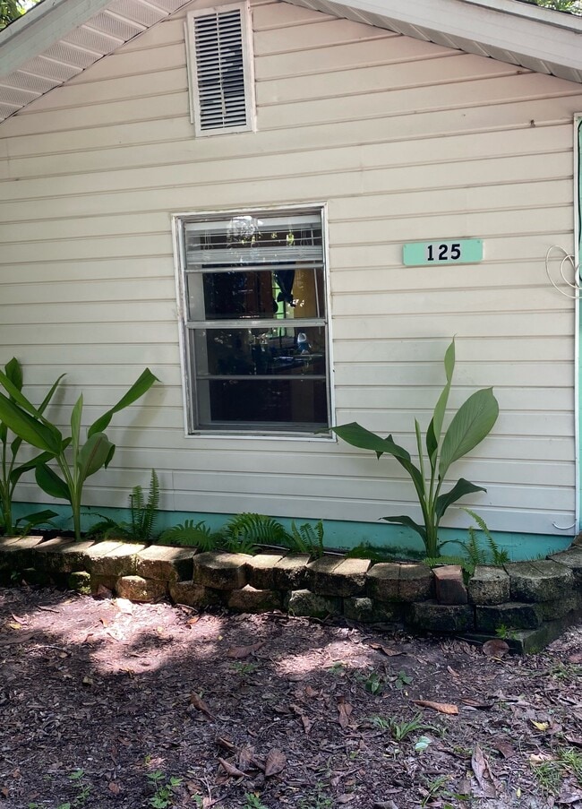 Building Photo - Brooksville Cozy Cottage