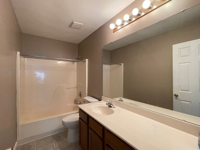 Building Photo - 636 Canary Estates Dr