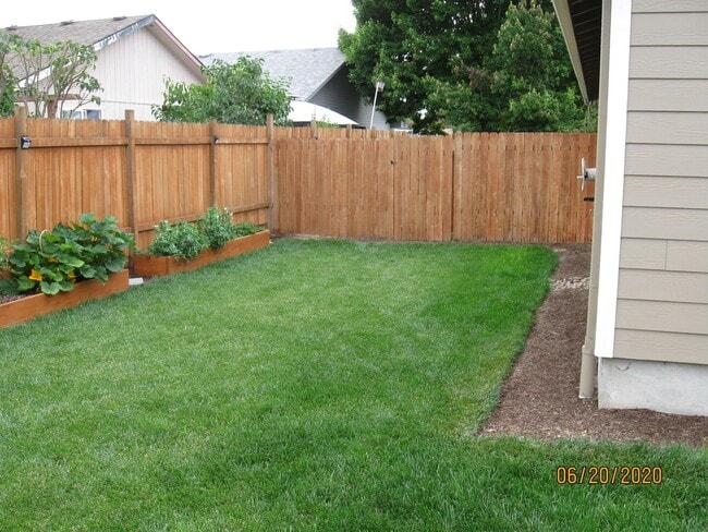 Building Photo - Must See 3 Bedroom with Fenced Yard!