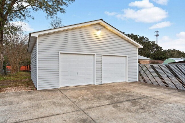 Building Photo - 122 Beach Dr