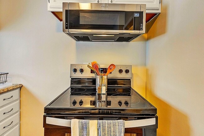 Building Photo - 3 BED 1 BATH SINGLE FAMILY HOME IN BEAUTIFUL SOUTH EUCLID