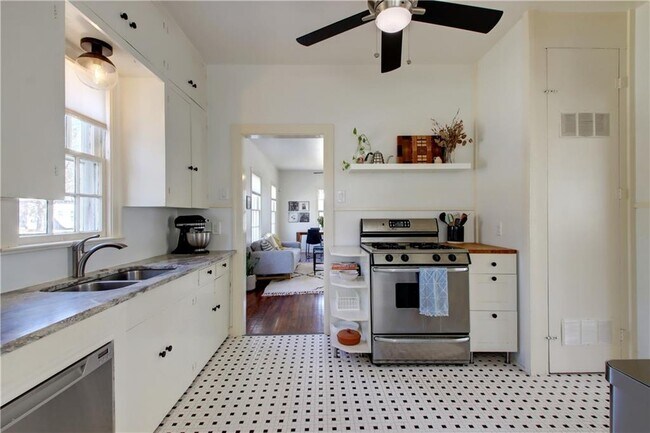 Building Photo - 5114 Avenue G