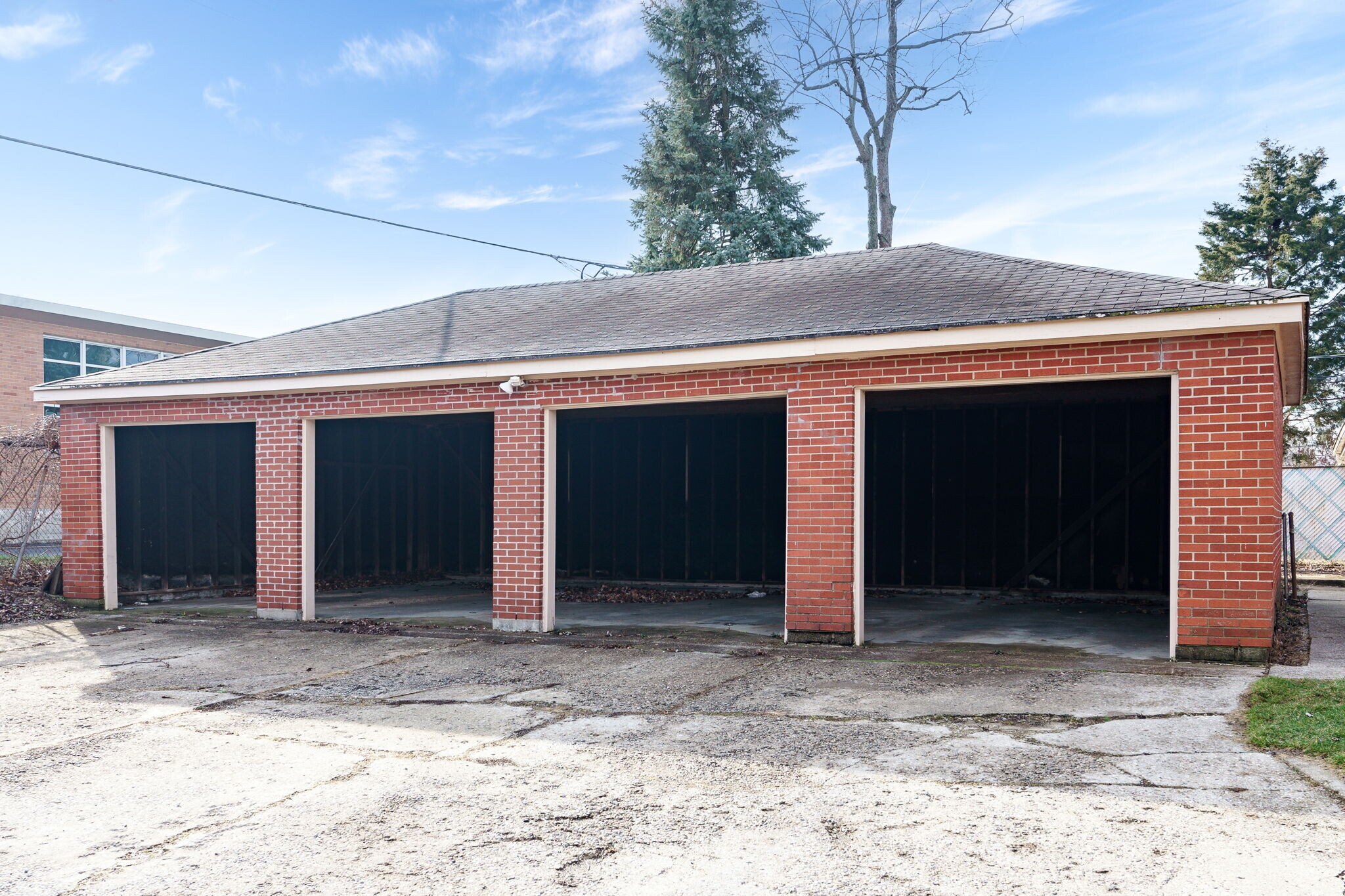 Building Photo - 3048 Southdale Dr