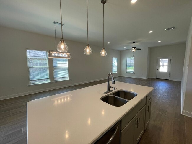 Building Photo - 3 Bedroom, 2 bathroom in Twin Beech Estate...