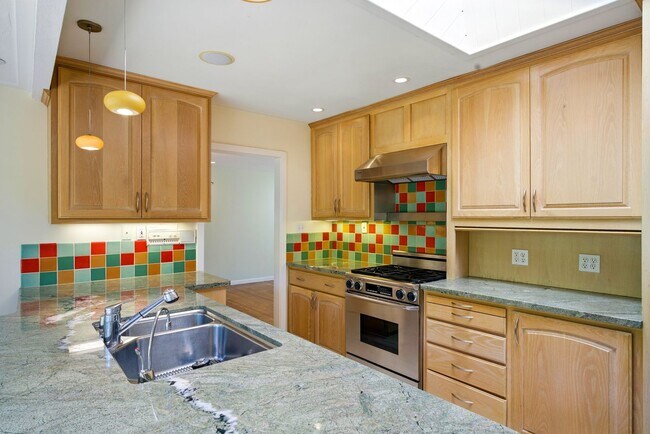 Building Photo - Gorgeous 4 bedroom home in Greenbrae with ...