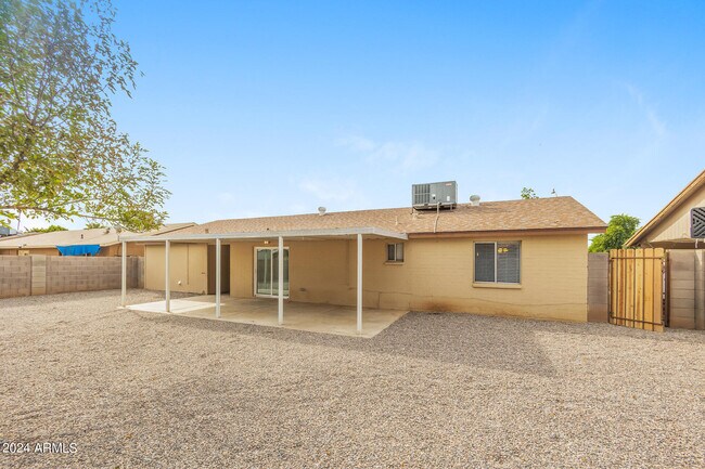 Building Photo - 7416 W Glenrosa Ave
