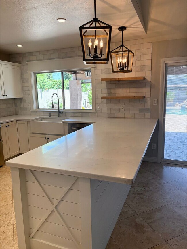 Building Photo - **STUNNING 3 BEDROOM/2 BATHROOM FULLY RENO...