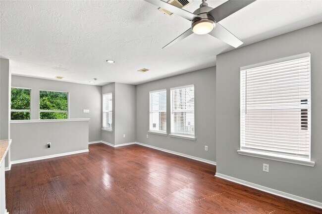 Building Photo - 1421 Ruthven St