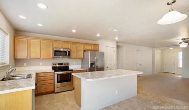 Building Photo - "Charming 3-Bed, 2-Bath Home with Spacious...