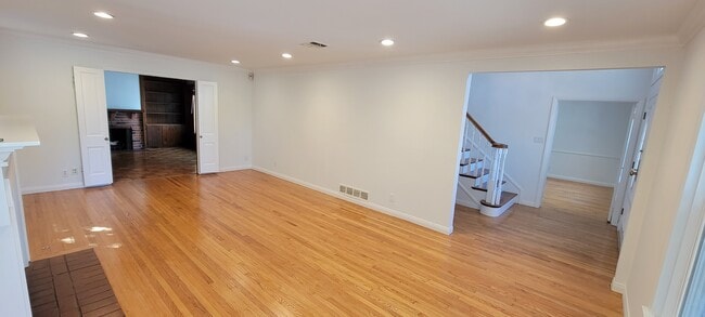 Building Photo - 661 Warner Ave