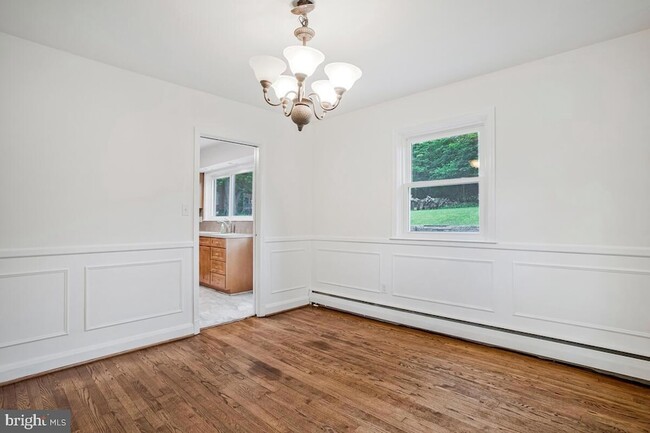 Building Photo - 8205 Robin Hood Ct