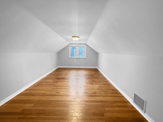 Building Photo - 857 Lyon St NE