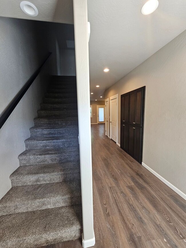 Building Photo - Beautiful 3 Bedroom Townhouse! Won't Last!