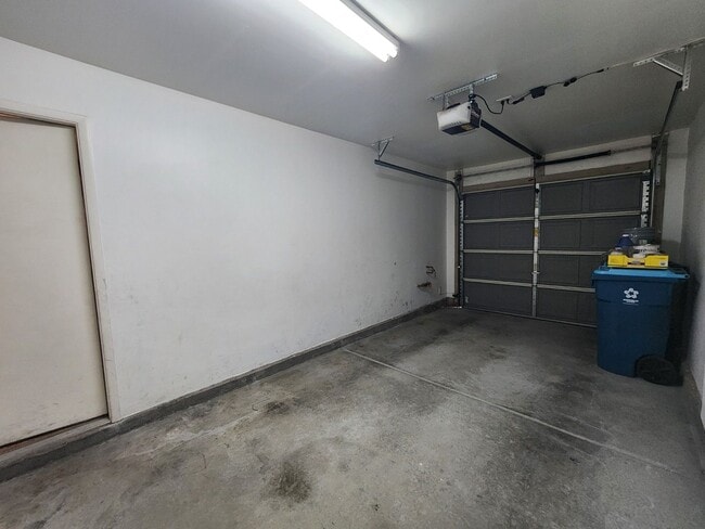 Building Photo - Great 2 Story Home in the SouthWest