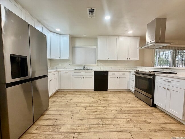 Building Photo - 115 Encino Grande St