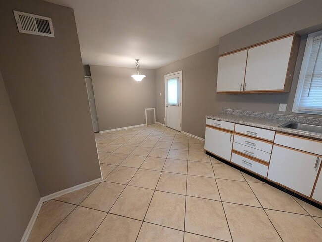 Building Photo - Cute 3 bedroom in Eastmont