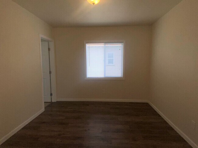 Building Photo - $500 MOVE IN SPECIAL!! One Bedroom Unit Av...