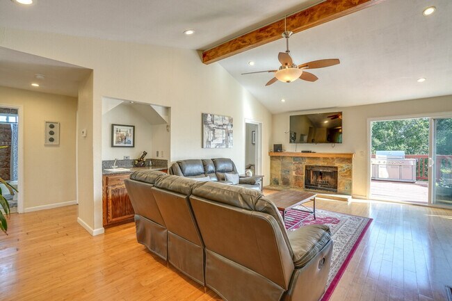 Building Photo - 420 Phoenix Cir