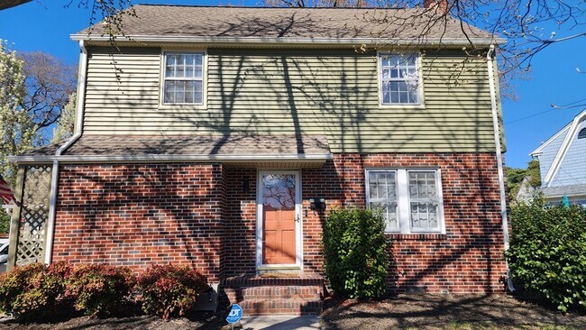 Primary Photo - 300 Russell St