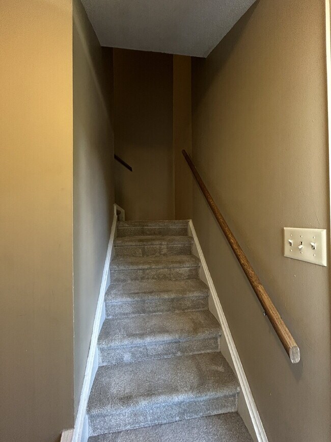 Building Photo - Charming 2-Bed Condo Retreat with 1.5 Baths in Prime Greenwood Location – 1088 Sq Ft of Comfort!