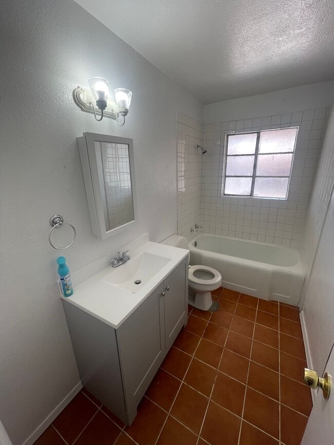 Building Photo - Cute 3-bedroom, 1-bathroom Home