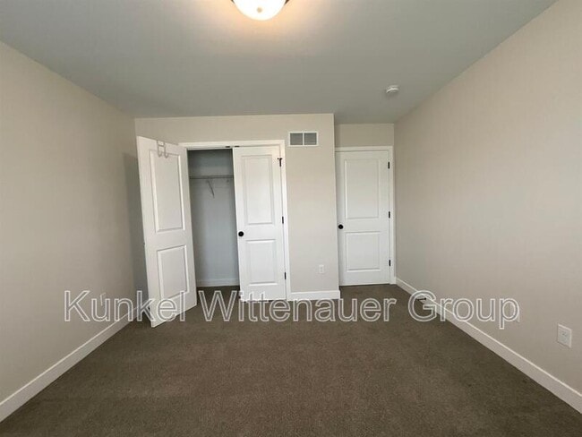 Building Photo - 812 Applewood Creek Dr