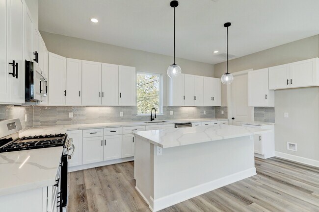 Building Photo - 2203 Melody Ln