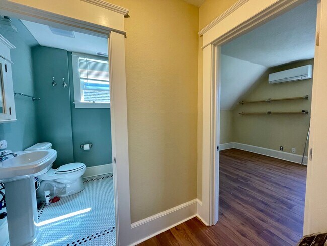 Building Photo - Lovely NE  3 Bed 2 Bath - King Neighborhood - A/C, Garage and Location!
