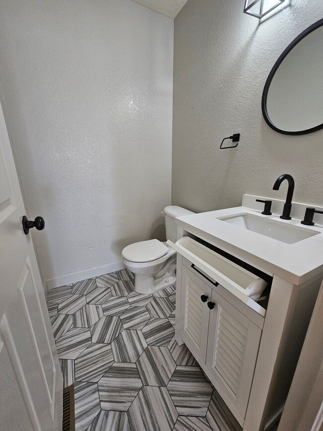Building Photo - Super Beautiful Englewood 3 Bedroom Home A...