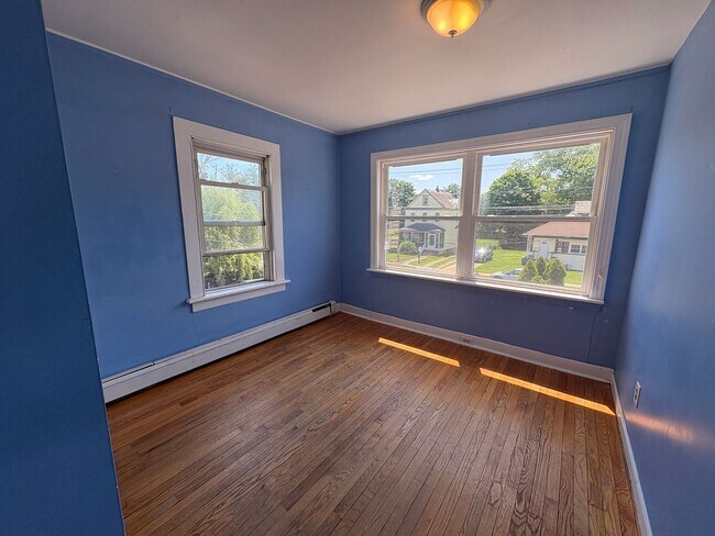 Building Photo - Large 5 Bedroom 2 Bathroom Single Family H...