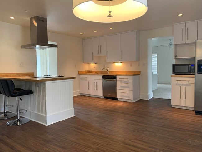 Building Photo - 721 W Main St