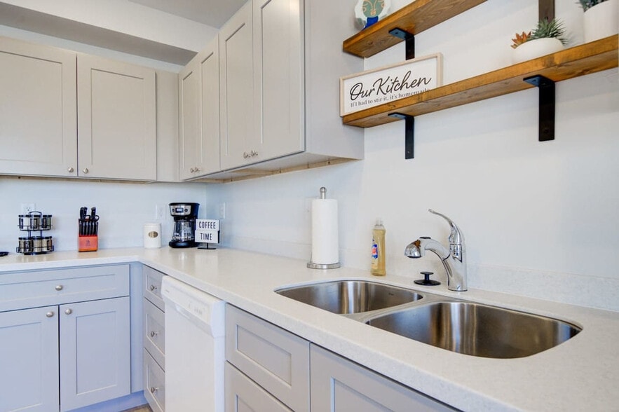 Building Photo - 5242 Fallon St