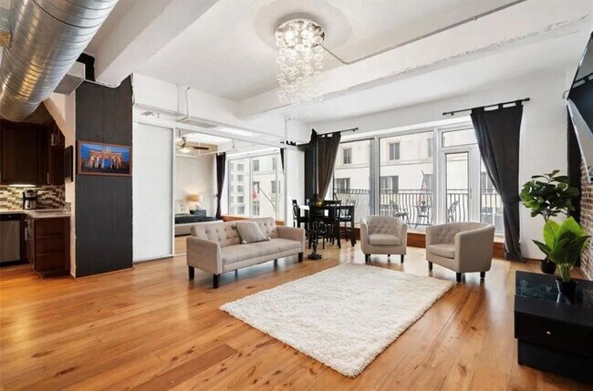 Building Photo - 711 Main St