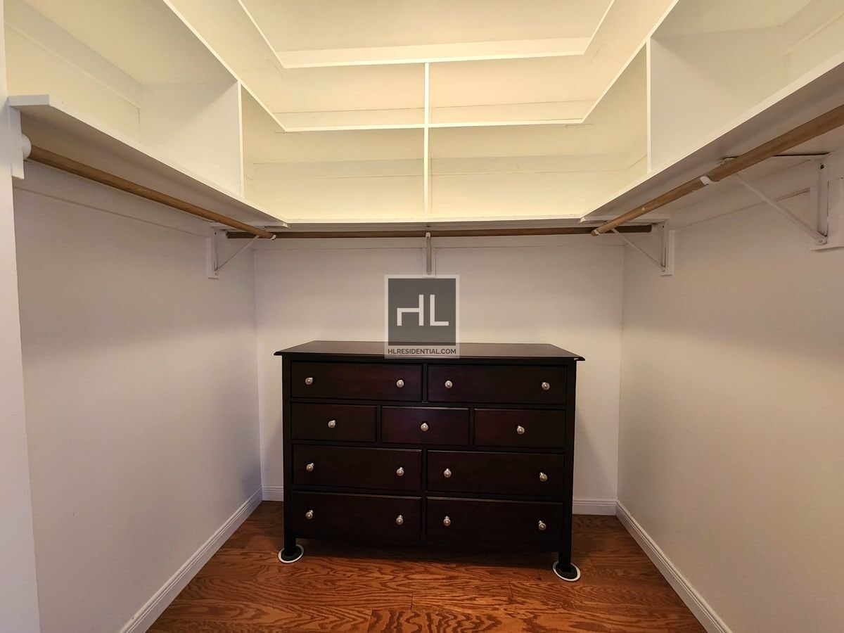 Building Photo - 2BR 2BA w/ Curvy Balcony, In-Unit Laundry, Gym, Roof Deck In Boutique Low-Rise Doorman Building