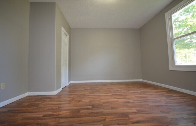 Building Photo - 2 Bedroom 1 Bath Home with a Carport