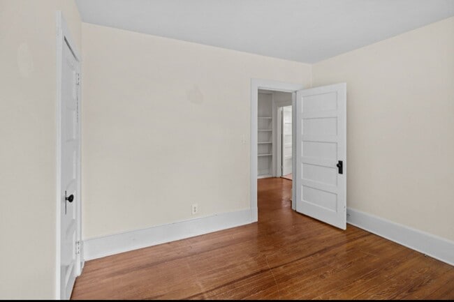 Building Photo - Vintage Charm, 4 BR, Spacious, Close To Ev...