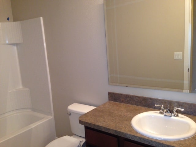 Building Photo - Beautiful 3 bedroom, 2.5 bath townhouse in...