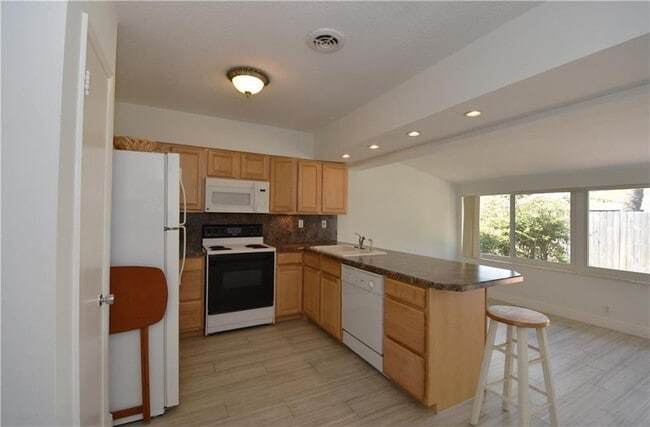 Building Photo - 1711 NE 60th St