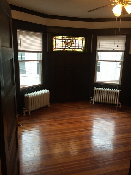Building Photo - 372 Morris St