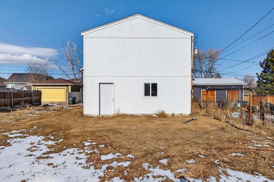 Building Photo - 307 E Oak St