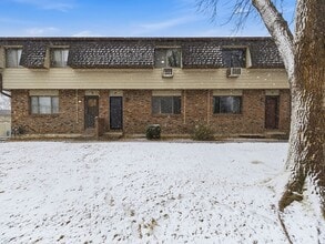 Building Photo - Spacious 2 Bed Condo W/ Bonus Basement Room, Fireplace & Garage Available NOW!